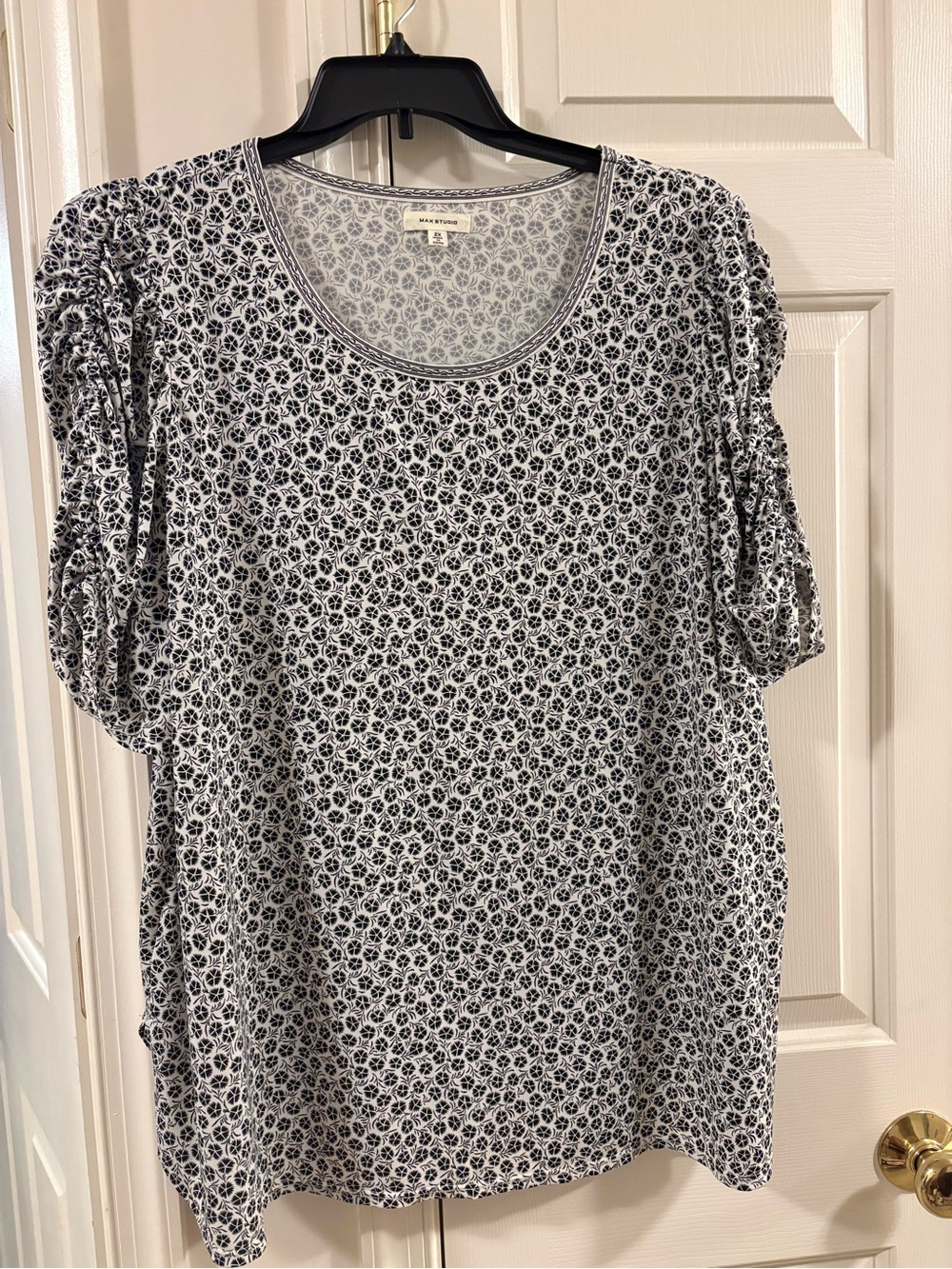 Max Studio Black and White Floral Scoop Neck Short Sleeve Top